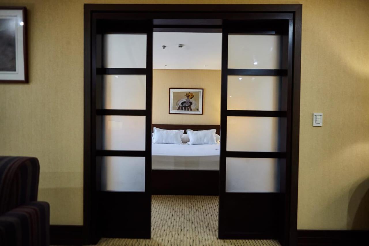 Eurobuilding Express Maiquetia Otel Dış mekan fotoğraf A sliding door