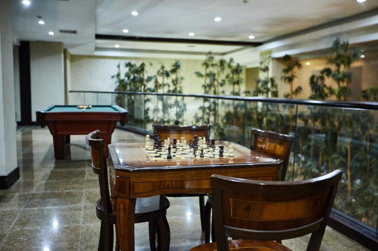 Eurobuilding Express Maiquetia Otel Dış mekan fotoğraf The chess table at the lobby